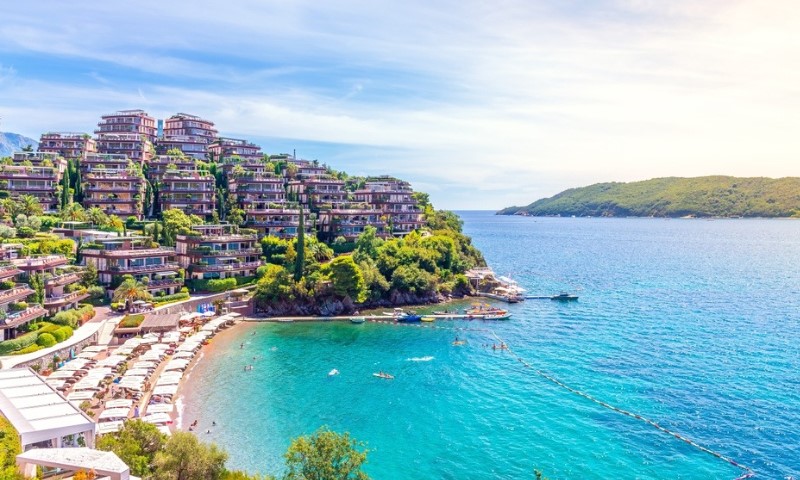 Pogled na plažu u Budvi iz vazduha
