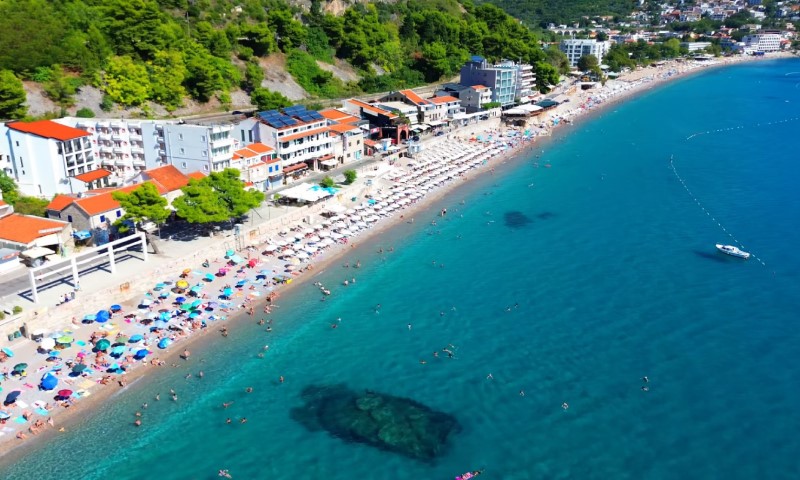 Plaža u Sutomoru, slikano dronom
