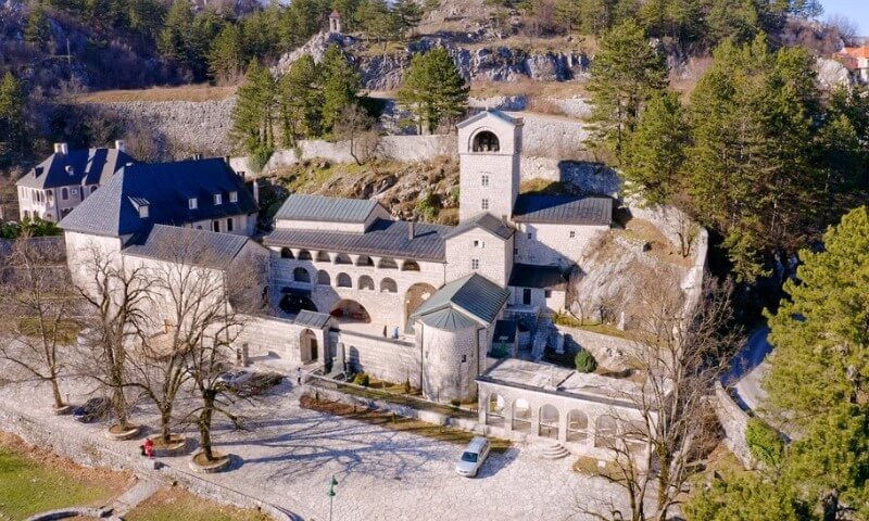 Pogled na Cetinjski manastir iz vazduha