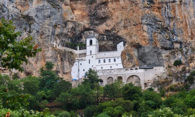 Fotografija manastira Ostrog iz vazduha